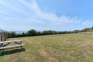 Beautiful 3 Bed Apartment In Bonchurch - Nr Ventnor - Large Outside Terrace & Parking - Dog Friendly - The Perfect Choice For Couples, Friends, Families - 5 Mins To Beach - 15