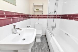 Weatherhead Lodge - Modern and Sleek Derby Apartment