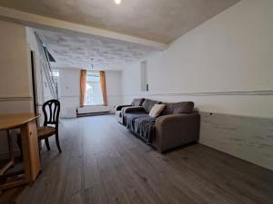 Cheerful 2 bed house free parking nearby park