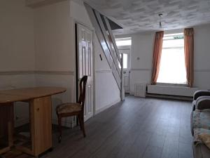 Cheerful 2 bed house free parking nearby park