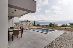 Villa Lavanda -semi-detached villa with a pool and a panoramic view, close to a sandy beach- by TRAV 