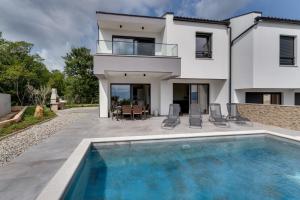 Villa Lavanda -semi-detached villa with a pool and a panoramic view, close to a sandy beach- by TRAV 