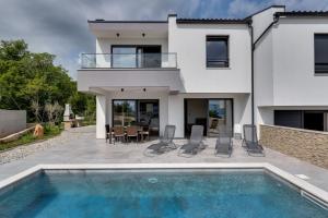 Villa Lavanda -semi-detached villa with a pool and a panoramic view, close to a sandy beach- by TRAV 