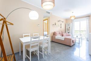 Holidays2Malaga Capuchino Cozy French Balcony & SmartTV