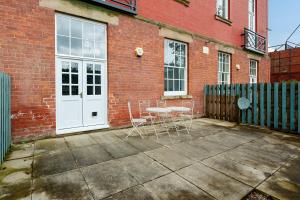 County House Escape - courtyard & free parking