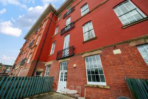 County House Escape - courtyard & free parking