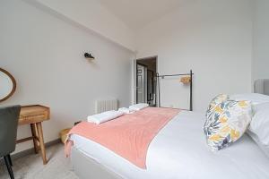 County House Escape - courtyard & free parking