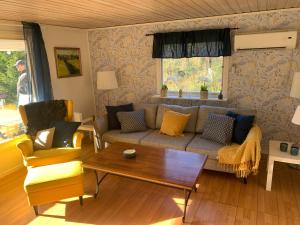 Cozy and Private 3-Bed House with bath Roslagen