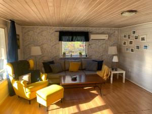 Cozy and Private 3-Bed House with bath Roslagen