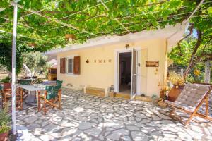 Anthia private studio a breath away from beaches