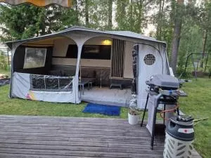 Cozy private caravan on our lawn - Gammelstaden