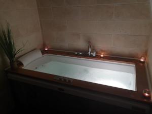 Appartements Jacuzzi® - La petite Romantique - FloBNB : Appartement Deluxe