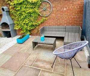 Cosy 2 bedroom home with free parking near city