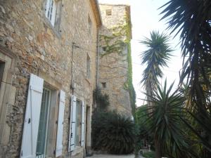 Logis de La Meschaussée, dans donjon du XIe siècle