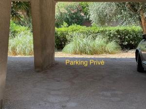 Studio climatisé avec parking privé proche Port le Brusc et Plages