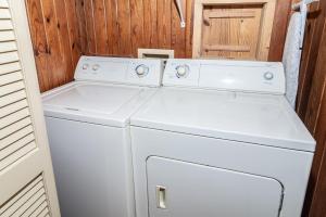 4 Bedroom Retreat with Game Room and Creek Access