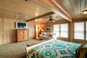 4 Bedroom Retreat with Game Room and Creek Access