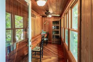 4 Bedroom Retreat with Game Room and Creek Access