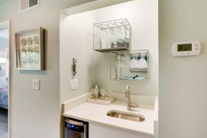 Half-Mi to Folly Field Beach Hilton Head Condo