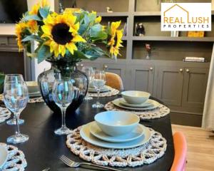 Real Lush Properties - Spacious Four-Bedroom House, Ideal for Families & Contractors , Burton