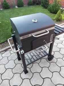 Будинок повністю на центральному проспекті,тепла підлога, вулична зона відпочинку з великим сучасним грилем, два санвузли, три великих ?