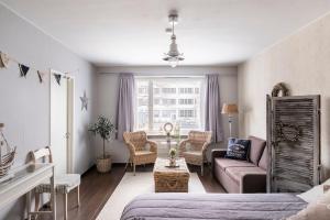 Tilava ydinkeskustakaksio ilmaisella lämmitys-tolpallisella autopaikalla