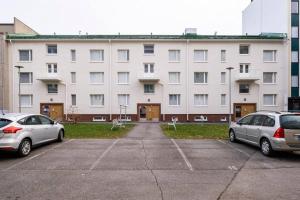 Tilava ydinkeskustakaksio ilmaisella lämmitys-tolpallisella autopaikalla