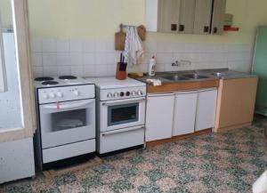 Unique 100 y old Dalmatian 3 bedrooms House, under mountain, 14km NP KRKA,30 mins drive to beach