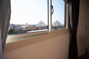 Junior suite with Jacuzzi Pyramids View room in Palm Pyramids View INN