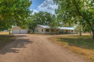 Spacious Home - Fire Pit, BBQ and Outdoor Seating! - Blumenthal