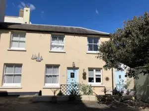 Mews Cottage in Private Seafront Estate - Bersted