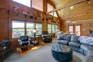 Sevierville Cabin with Hot Tub and Mountain-View Deck