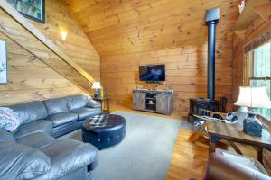 Sevierville Cabin with Hot Tub and Mountain-View Deck