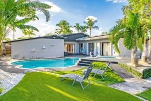 Heated Pool Tropical Backyard 3 Bedrooms, 12 min to the Ocean - Ives Estates