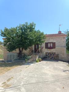 La antigua escuela bajo la Tesla