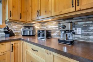 Backyard Oasis Hot Tub, BBQ, Outdoor Bar