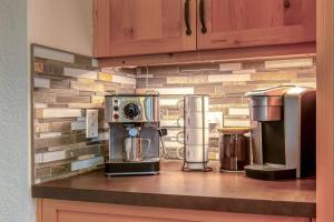 Backyard Oasis Hot Tub, BBQ, Outdoor Bar