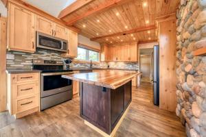 Backyard Oasis Hot Tub, BBQ, Outdoor Bar