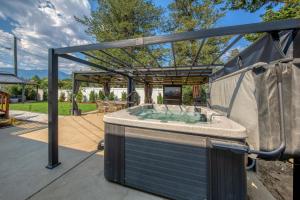 Backyard Oasis Hot Tub, BBQ, Outdoor Bar