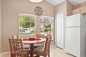 4 bedrooms pool home Highlands Reserve