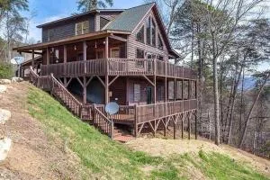 Mistletoe Cabin- Private cabin w views, Hottub, pet friendly - Brasstown