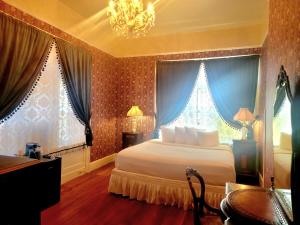 Single King Room room in Copper Queen Hotel