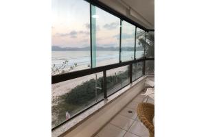 Apto Almeida e Moraes Frente Mar Meia Praia