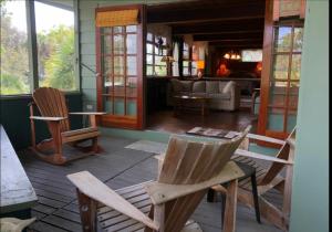 Palm View: Secluded Oasis in Melbourne Village