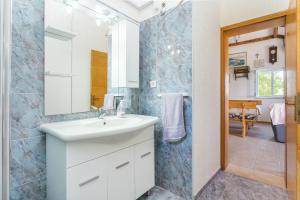 Secluded house with a parking space Supetar, Brac - 17330