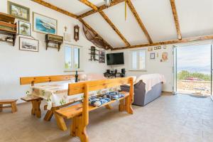 Secluded house with a parking space Supetar, Brac - 17330