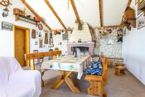 Secluded house with a parking space Supetar, Brac - 17330