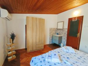 Apartments with parking space Baska, Krk - 21613