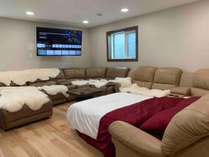 Romantic Luxury Retreat with Private Sauna & Spa, Pet Friendly, Elkside Hideout B&B