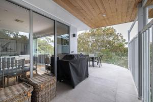 Treetop coastal getaway in Avalon Beach